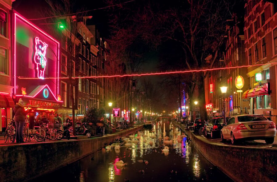 Amsterdam: Private Red Light District Tour in Spanish - Who this tour suits best (and who should skip it)