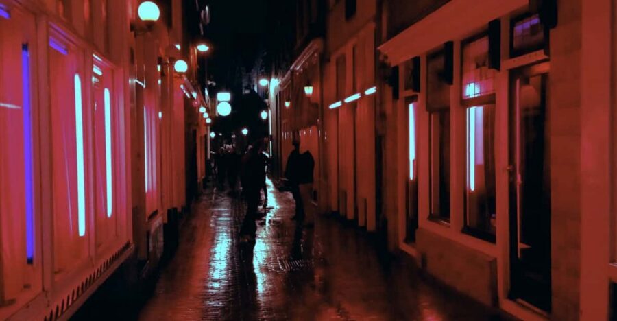 Amsterdam: Private Red Light District Tour in Spanish - Should you book this Amsterdam Red Light District Spanish tour?