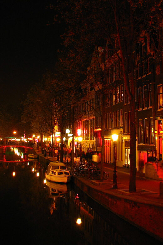 Amsterdam: Private Red Light District Tour in Spanish - Zeedijk Street and Chinatown: the Red Light District’s softer introduction