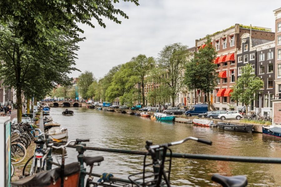 Amsterdam: Private Walking Tour of Jordaan & De 9 Straatjes - Key things that make this tour work well