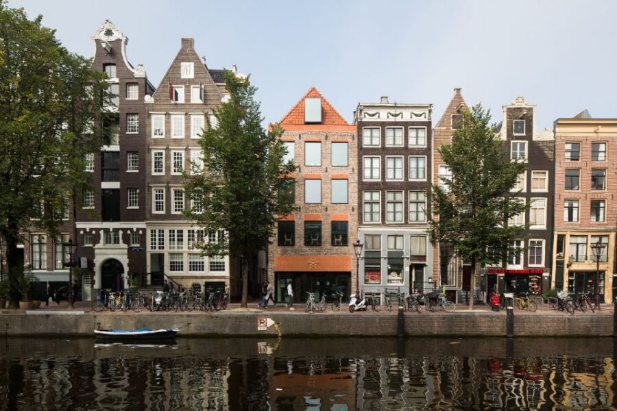 Amsterdam: Red Light District 1-hour Smartphone Audio Tour - Ons’ Lieve Heer op Solder and Café In’t Aepjen: Amsterdam in the side streets
