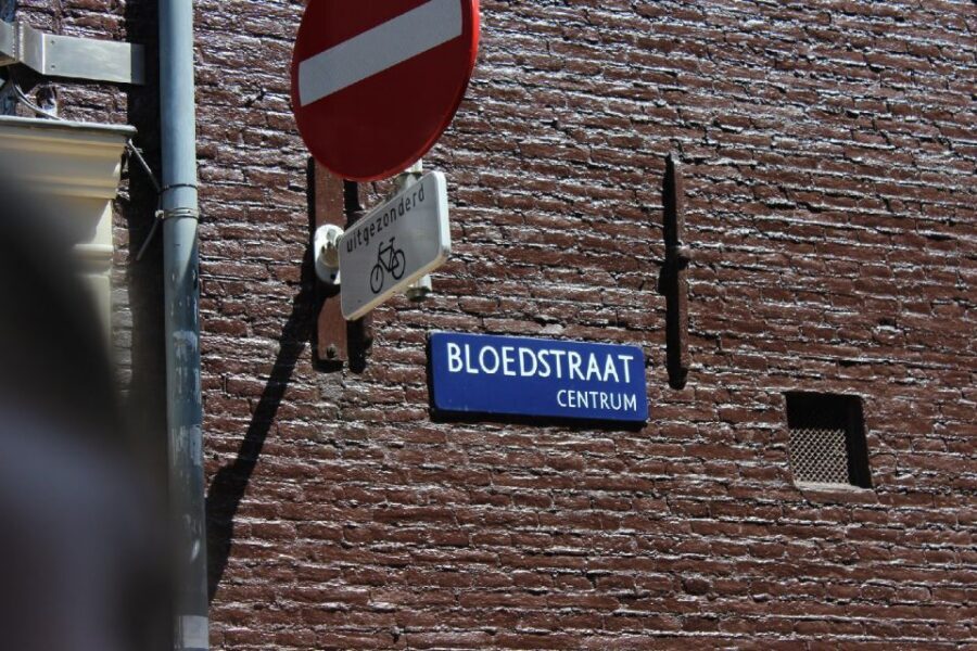 Amsterdam: Red Light District 1-hour Smartphone Audio Tour - Device and comfort tips: make the audio work smoothly