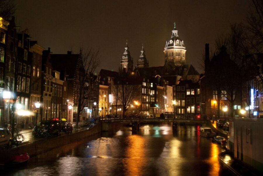 Amsterdam Red Light District and Old Town Walking Tour - The window streets: learning how to look without staring