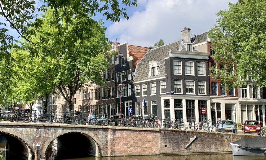 Amsterdam: Red Light District & City Tour German or English - Nieuwmarkt Square and De Waag: finish where you can keep exploring