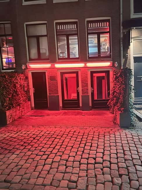 Amsterdam: Red Light District Tour in German/English for groups of 4 or more - Key things you’ll notice on this tour