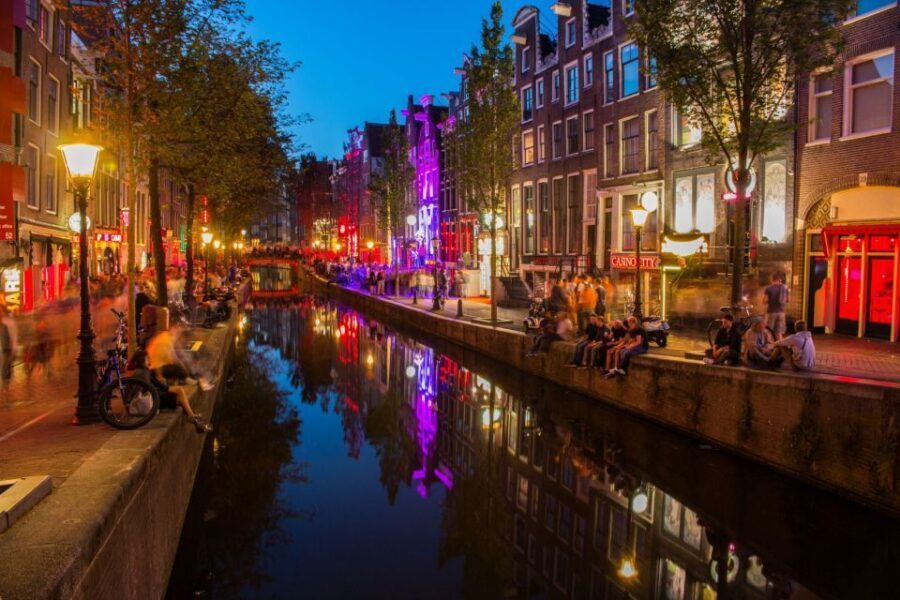 Amsterdam: Red Light District walking tour - Red windows and the old church: stops you’ll notice