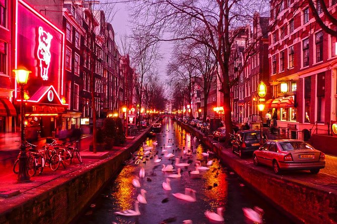Amsterdam Red Light District Walking Tour in EN/DE/IT/ES - Oudezijds Voorburgwal: tips for exploring on your own plus a peepshow option