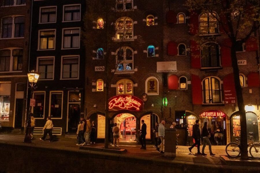 Amsterdam: Red Light Tour Exclusive + Peep Show - Meeting at Dam Square and the pacing of the first 10 minutes