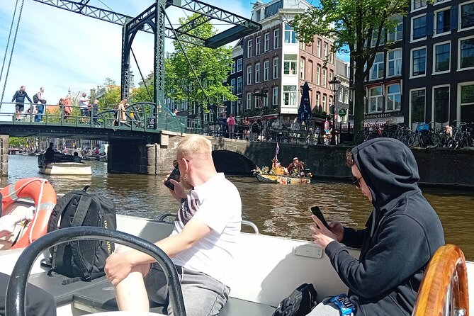 Amsterdam: Smoke Friendly Cruise - Denis and the onboard feel: calm, friendly, and actually fun