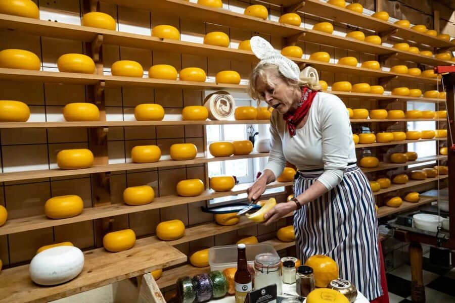 Amsterdam: Traditional Cheese Market Tour to Alkmaar - Inside Alkmaar’s Cheese Market: Handclaps, Traders, and Cheese Girls