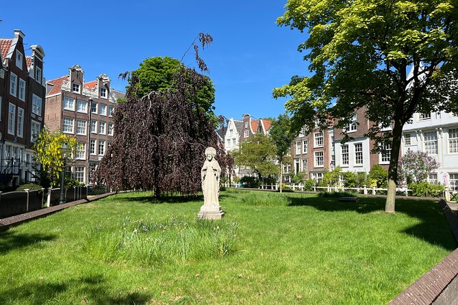 Amsterdam Walking Tour: Urban Legends & History with local guide - Stop 4 at Begijnhof: a quiet courtyard with an eerie former resident