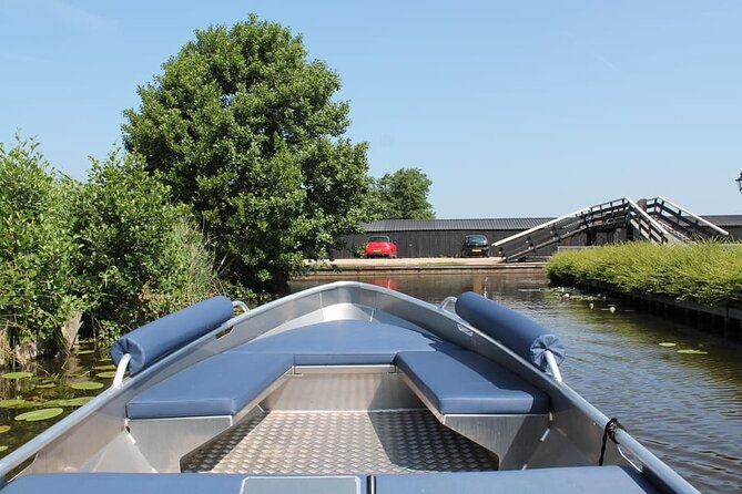 Boat Rental with Steering Wheel and Cushions - Giethoorn by steering wheel: what self-drive really feels like