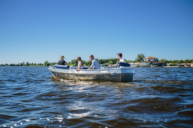 Boat Rental with Steering Wheel and Cushions - Boat traffic and timing: when calm is actually available