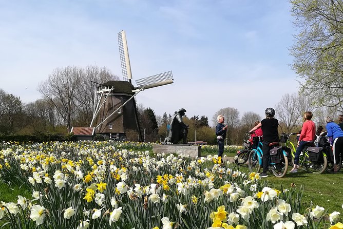 Countryside Bike Tour from Amsterdam: Cheese, Clogs & a Windmill - Broek in Waterland: wooden houses and still-water calm