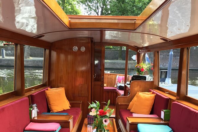 Cruise Amsterdam like a Local — Small Group 12 pax - Who’s running the show: local captains and a guide who talks like a person