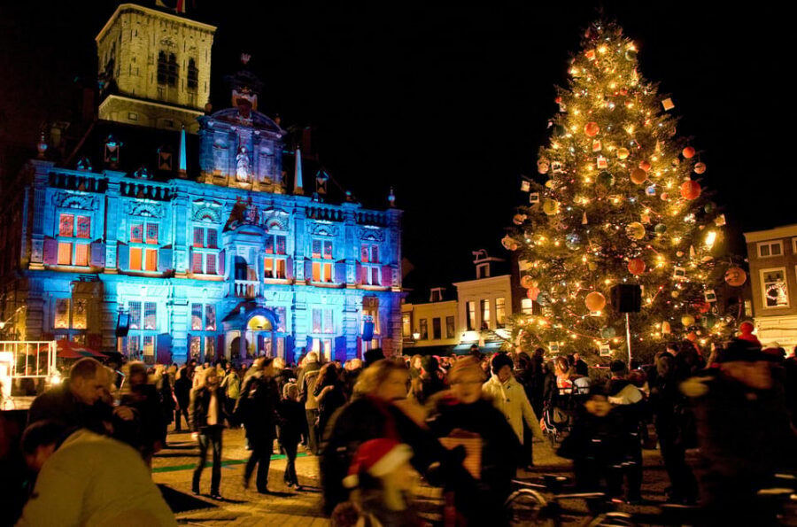 Delft: Christmas Walk with Oliebollen and Glühwein - The early tastings: oliebollen and festive cookie stops