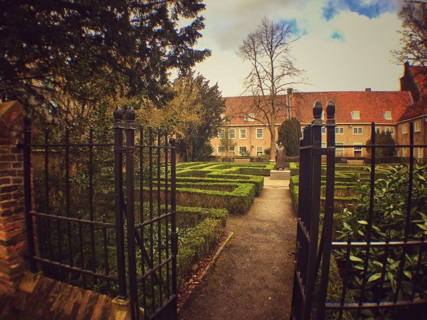 Delft: Guided Walking Tour - New Church visit: royal tombs and what the entrance adds