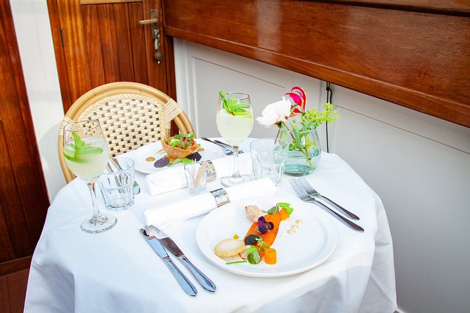 Dinner Canal Cruise Amsterdam: 3-Course Dinner Included - Why this dinner cruise feels calmer than most Amsterdam canal rides