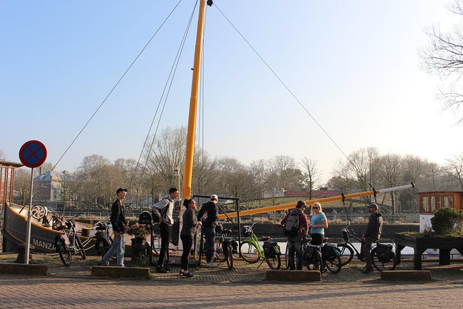E-Bike Tour, Amsterdam's Highlights and Hidden Gems - Magere Brug and houseboats: Skinny Bridge at human speed