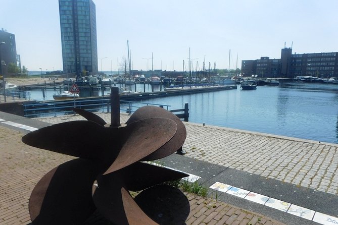 e-Scavenger hunt Almere: Explore the city at your own pace - Languages and scoring: built for group competition