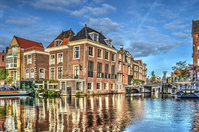 e-Scavenger hunt Leiden: Explore the city at your own pace - Canals, windmills, and the Wall Poems: Leiden’s walkable twists