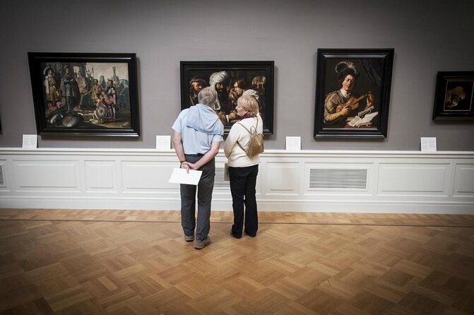 e-Scavenger hunt Leiden: Explore the city at your own pace - Street Market, 1596 Town Hall, and the museum stretch
