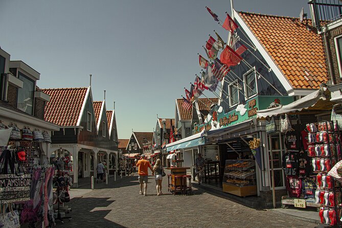 e-Scavenger hunt Volendam: Explore the city at your own pace - Stop 1: the Dutchman’s street connection and finding the local angle