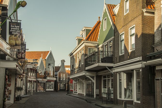 e-Scavenger hunt Volendam: Explore the city at your own pace - Stop 4: the old harbor and the dike that holds the waterfront life