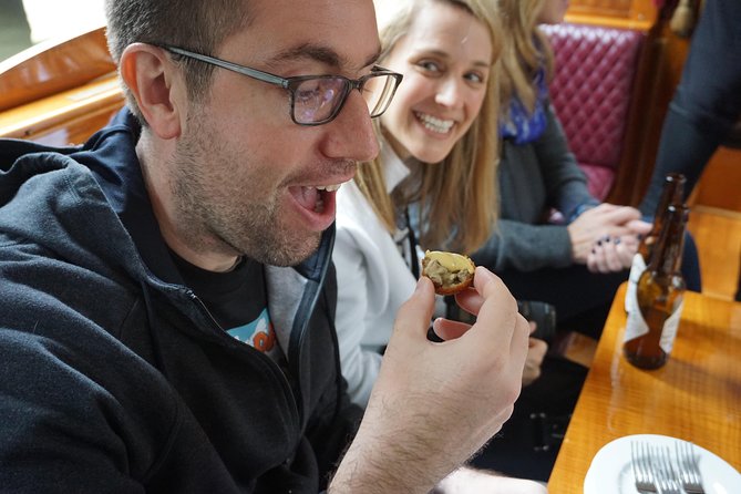 Eating Amsterdam: Food Tour & Canals Cruise - Stop 3: Café De Poort and the Goudas From Young to Aged