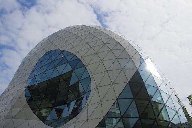 Eindhoven: City Walk with Audioguide in 7 Languages on your Phone - De Blob: Eindhoven’s modern shape, glass, and street-level life