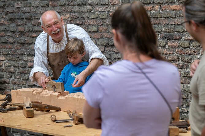 Entrance Ticket Castle Helmond - Guide phones and English support: make the language part easy