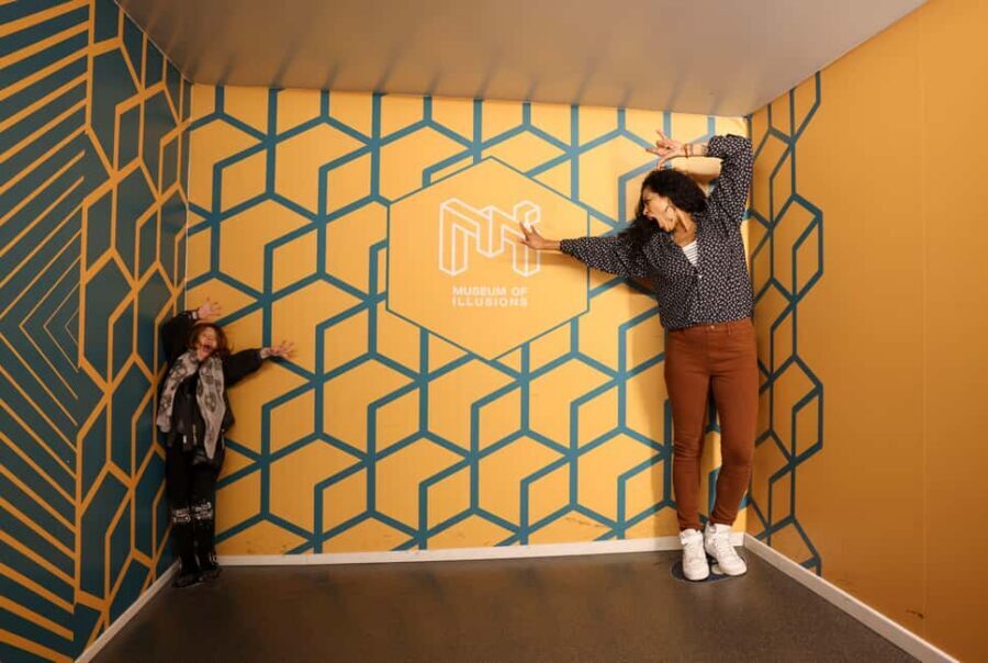 Entry ticket to Museum of Illusions Amsterdam - How your brain gets fooled: contrast, motion, perspective, and gaps