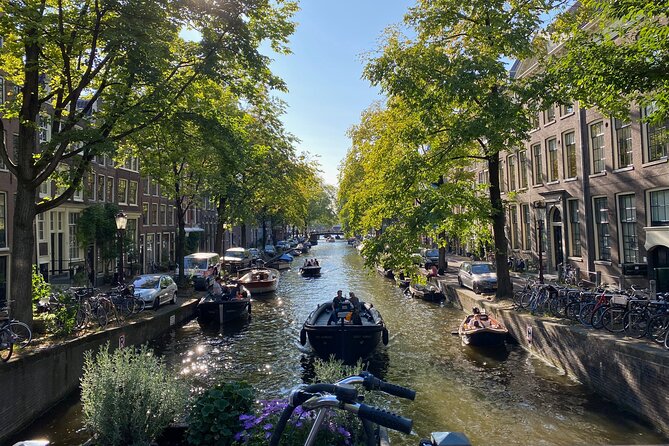Explore hidden streets with friends - Meeting Beursplein and getting your bearings the practical way