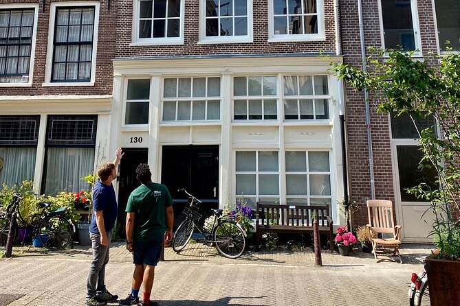 Explore hidden streets with friends - De Nine Straatjes: shopping lanes with a quieter heartbeat