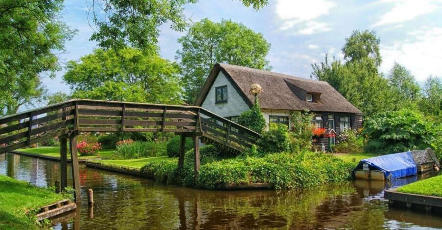 From Amsterdam: Giethoorn Sightseeing Tour and Canal Cruise - Giethoorn’s canals: why this village works as a day trip