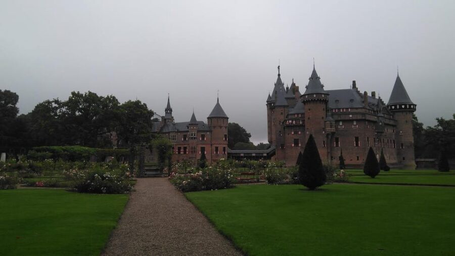 From Amsterdam: Muiderslot and De Haar Castle Tour - From your hotel in Amsterdam to medieval walls: how the day works