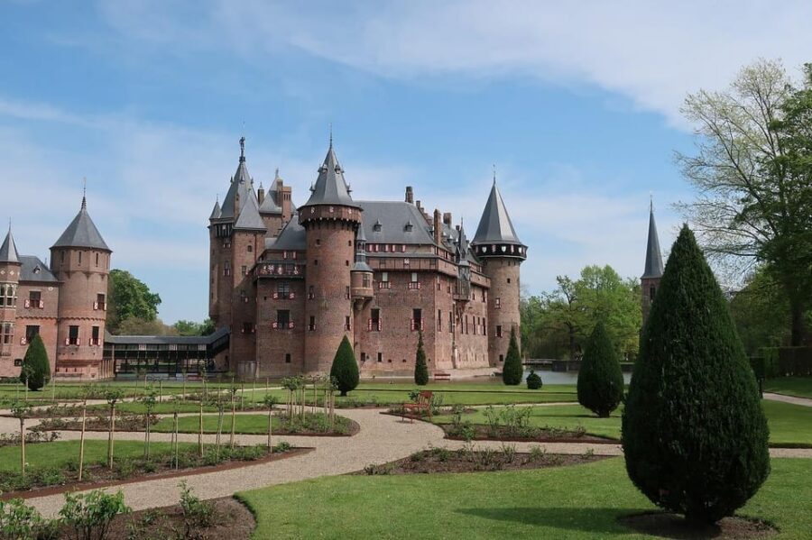 From Amsterdam: Muiderslot and De Haar Castle Tour - The De Haar contrast: why this is the Netherlands’ biggest castle