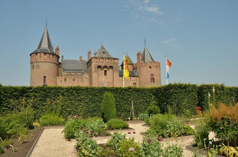 From Amsterdam: Muiderslot and De Haar Castle Tour - De Haar’s gardens: 55 hectares of excuses to slow down