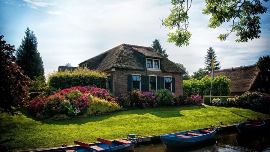 From Amsterdam: Private Sightseeing Tour to Giethoorn - From Amsterdam To Giethoorn: What This Private Transfer Really Does
