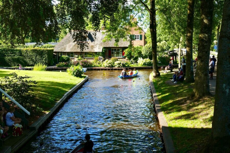 From Amsterdam: Private Sightseeing Tour to Giethoorn - Your 4 Hours in Giethoorn: How to Spend Time Without Missing the Feel