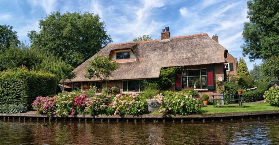 From Amsterdam: Private Tour to Giethoorn with Canal Cruise - Thatched-roof farms and the wooden bridge grid