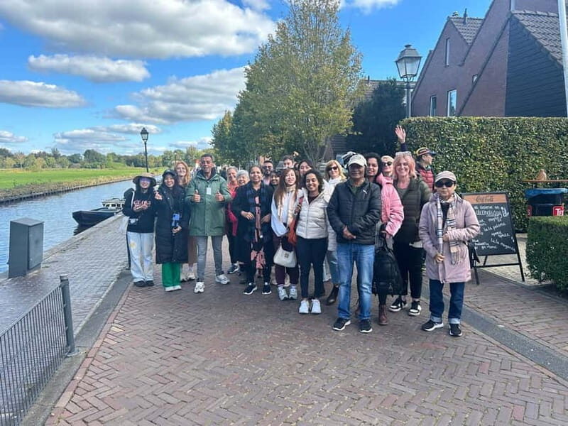 From Amsterdam to Giethoorn Day Trip - The 1-hour canal cruise: seeing Giethoorn the way it’s meant to be seen