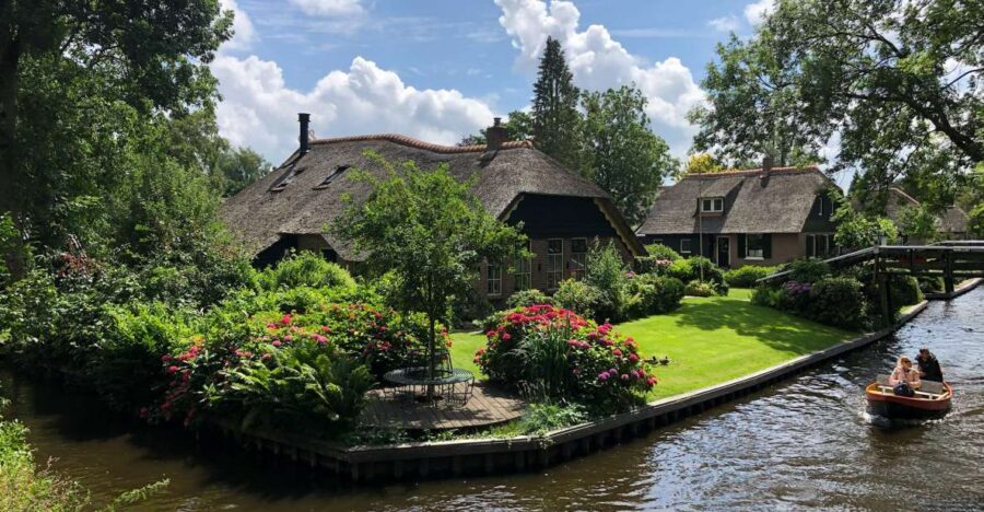 Giethoorm & Exploring the North of The Netherlands Tour - Walking tour in Giethoorn: a second way to see the same magic