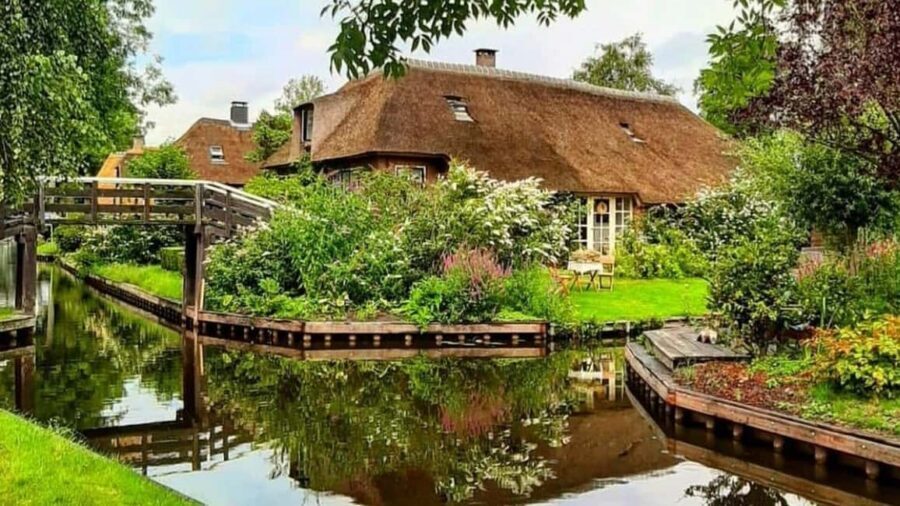 Giethoorn : 1 Hour Canal Cruise in Village With Coffee/Tea - Key Points at a Glance
