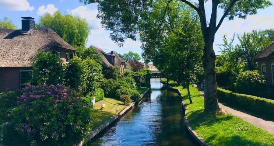 Giethoorn : 1 Hour Canal Cruise in Village With Coffee/Tea - Should You Worry About Crowd and Boat Traffic?