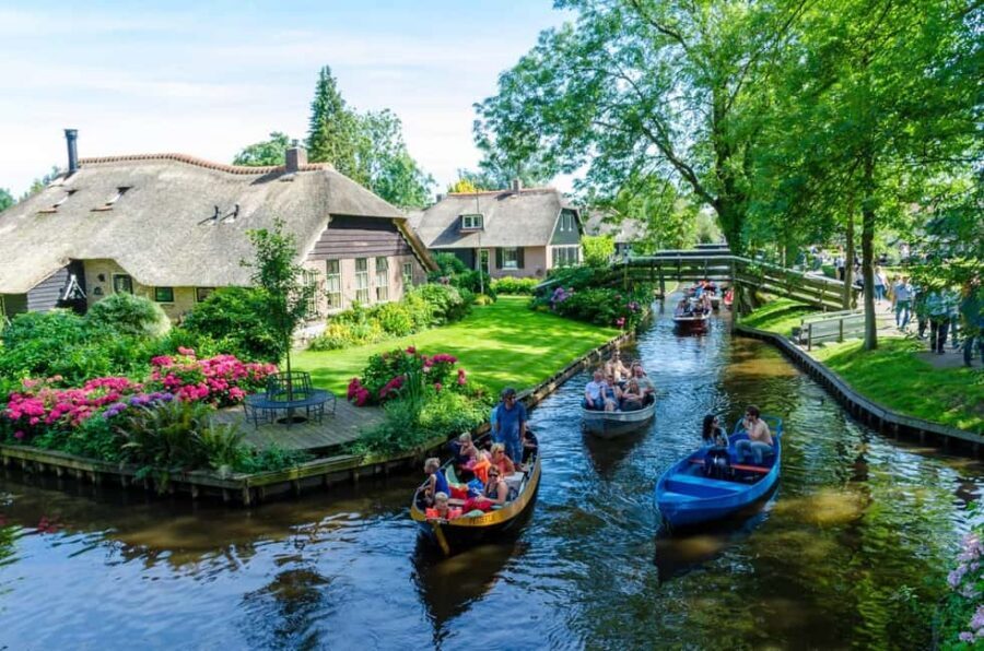 Giethoorn : 1 Hour Canal Cruise in Village With Coffee/Tea - On Board: Heated, Cooled, and Built for Conversation