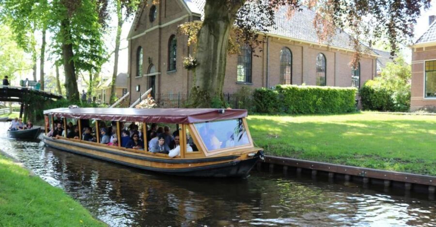 Giethoorn: 1 hour Private Open Bout Tour - Why a private Giethoorn boat tour feels calmer