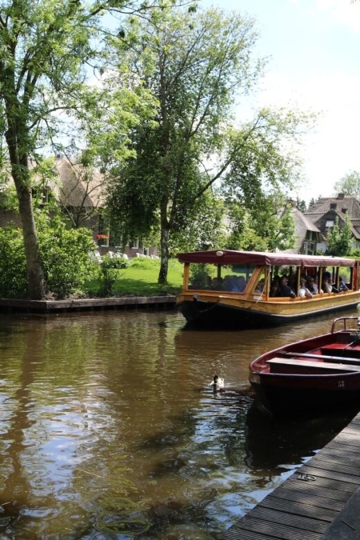 Giethoorn: 1 hour Private Open Bout Tour - Comfort on board: cushions, stability, and an easy rhythm
