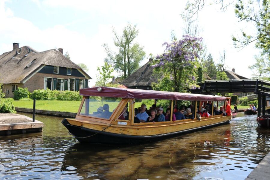 Giethoorn: 1 hour Private Open Bout Tour - What the guide actually adds (and why it makes a difference)