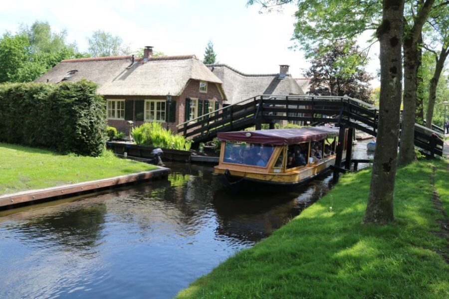 Giethoorn: 1 hour Private Open Bout Tour - The route: canals in town, then the wider open lake